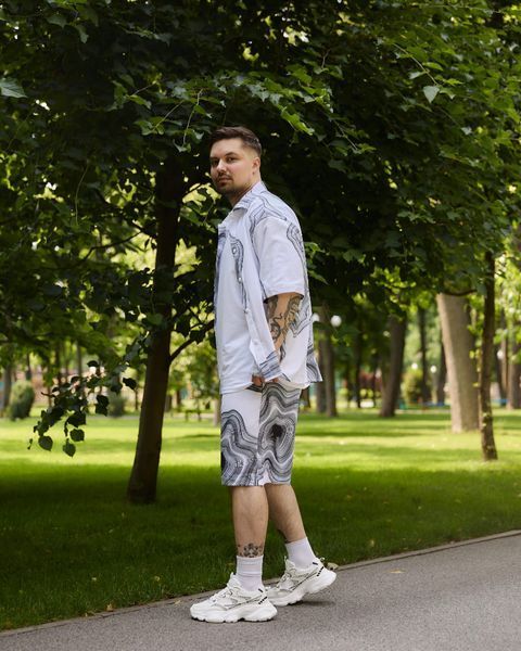 Чоловічий комплект сорочка шорти з принтом білий Li6 фото